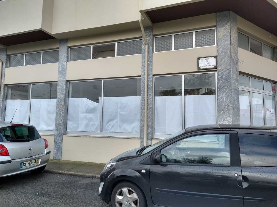 Loja com excelente espaço, grandes montras e pé direito alto