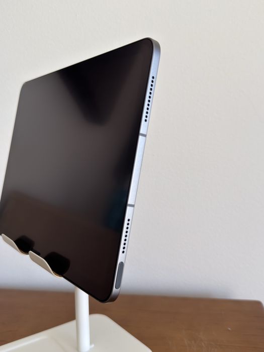 iPad Air 11-inch (M3) Wi-Fi + Cellular 125 GB Space Gray