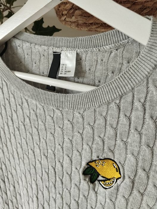 Bluzka dzianinowa, cienki sweter basic, haft cytryna, warkocze, szary