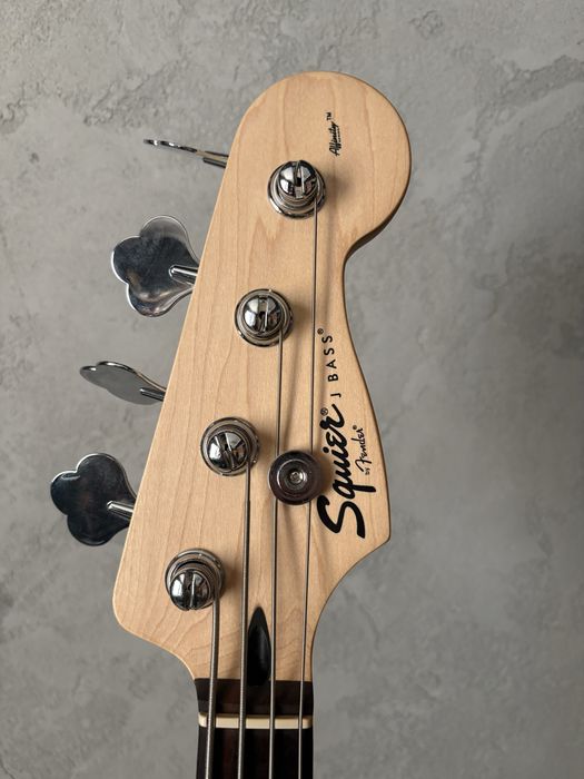 gitara basowa Squier JazzBass