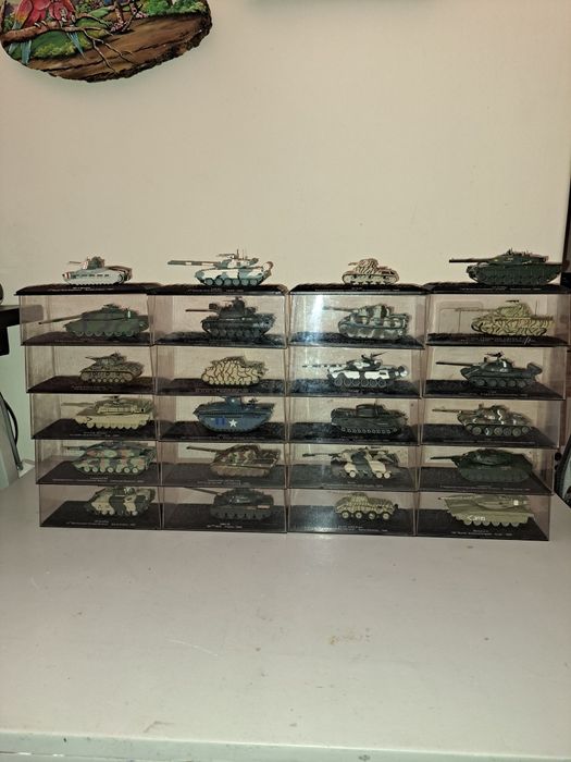 vendo lote de 24  miniaturas de colecção Tanques da 2ª Guerra, todos novos ainda na caixa.