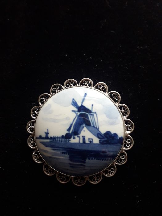 Продаю. Срібна голландська брош. Проба 835. З порцеляновою виставкою. Вставка росписана в місті Делфт у Нідерландах.