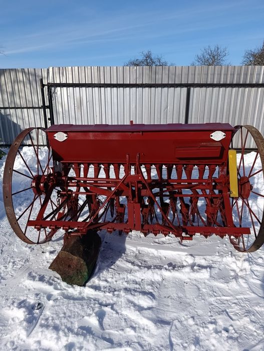 Продається сівалка на 15 насінепроводів в гарному  стані