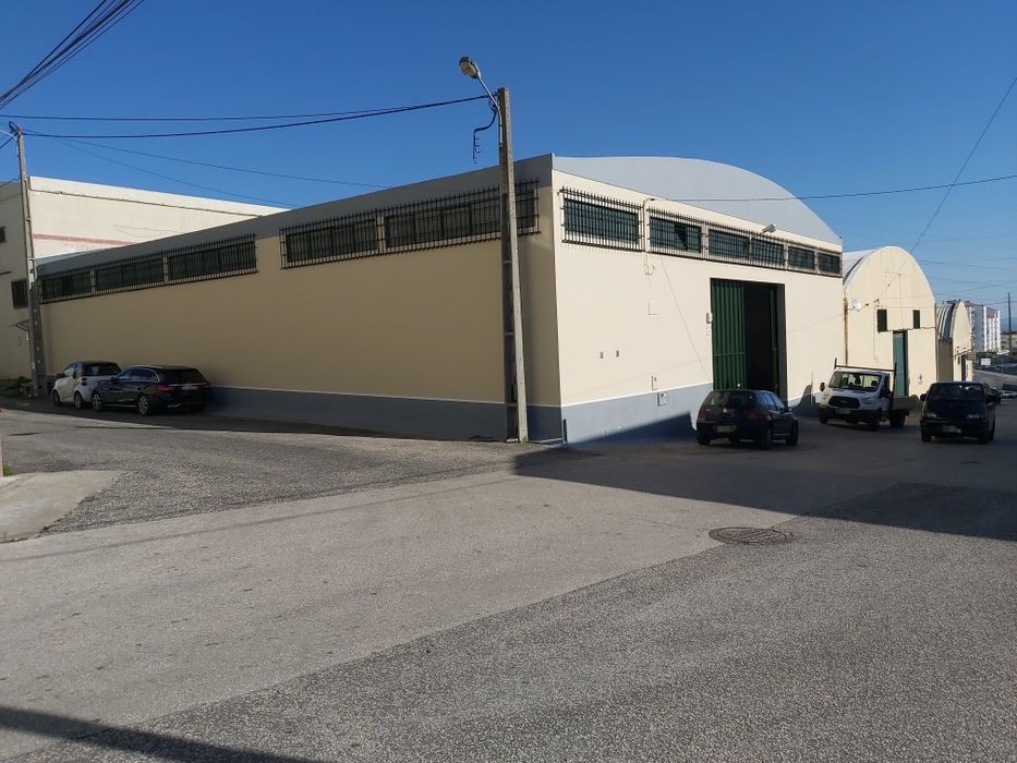 Armazém amplo  bons acessos 575m