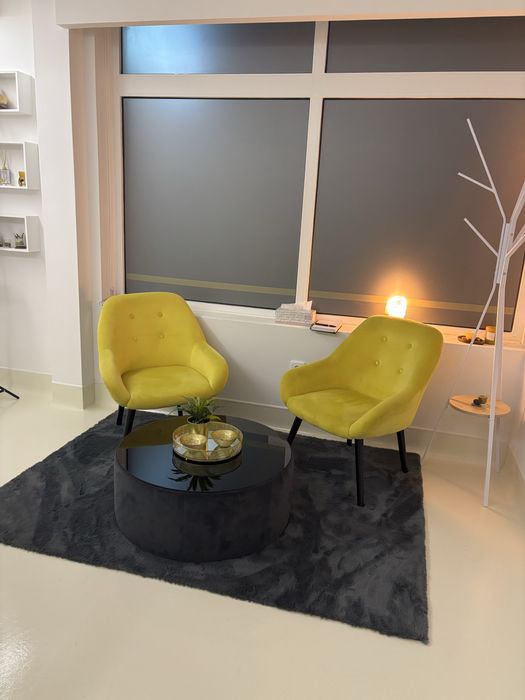 Mesa e cadeiras tenho 4 cadeiras iguais