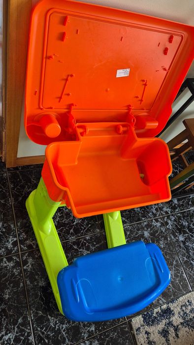 Vendo mesa com acento de criança com 2 níveis