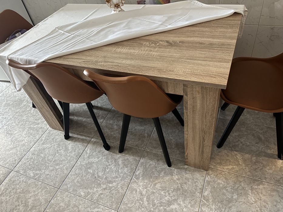 Mesa de cozinha com bancos em madeira e 4 cadeiras com estofados