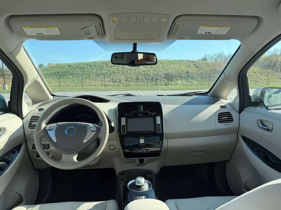 Nissan LEAF SV      2015