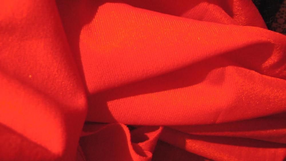 Ткань красного цвета 3,32 м Х 1,60 м, Япония, новая. Цена за 1м