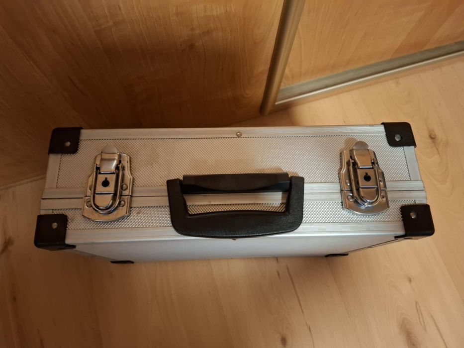 Walizka aluminiowa kuferek  na klucz
