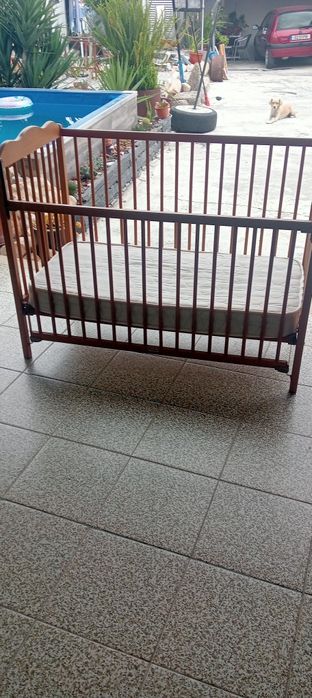 Cama de grades com colchão em ótimo estado