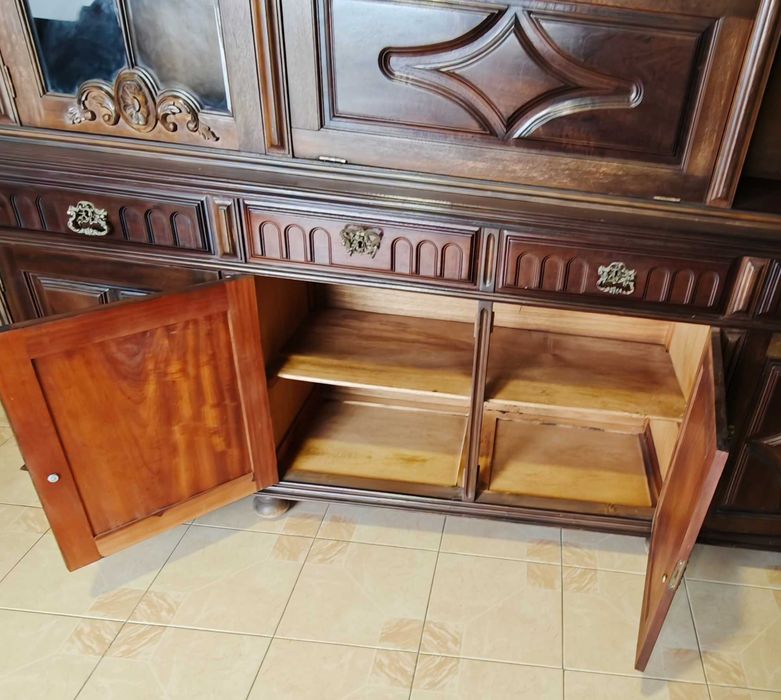 Móvel de sala antigo de madeira maciça