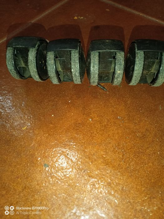 Quatro rodas pequenas de carrinhos de apoio