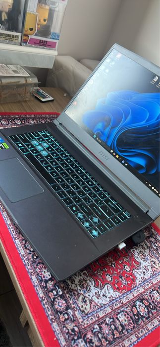 Sprzedaję laptopa MSI z klawiaturą, myszką, słuchawkami i matą.