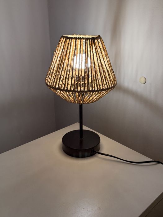 Candeeiro de Mesa Estilo Boho em Fibra Natural – Como Novo