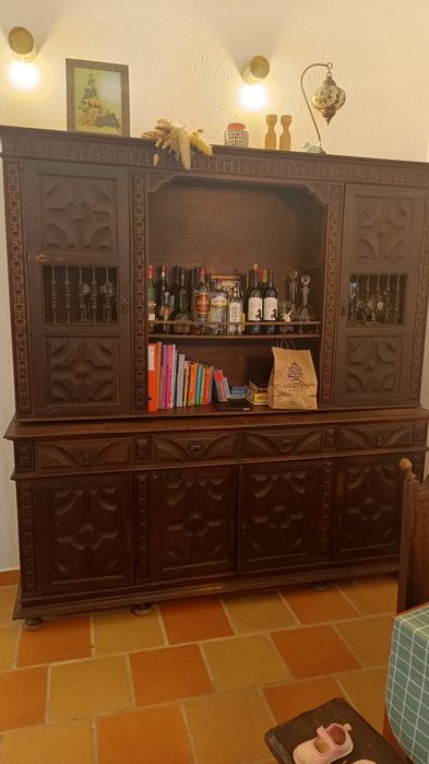 Móvel antigo com aparador