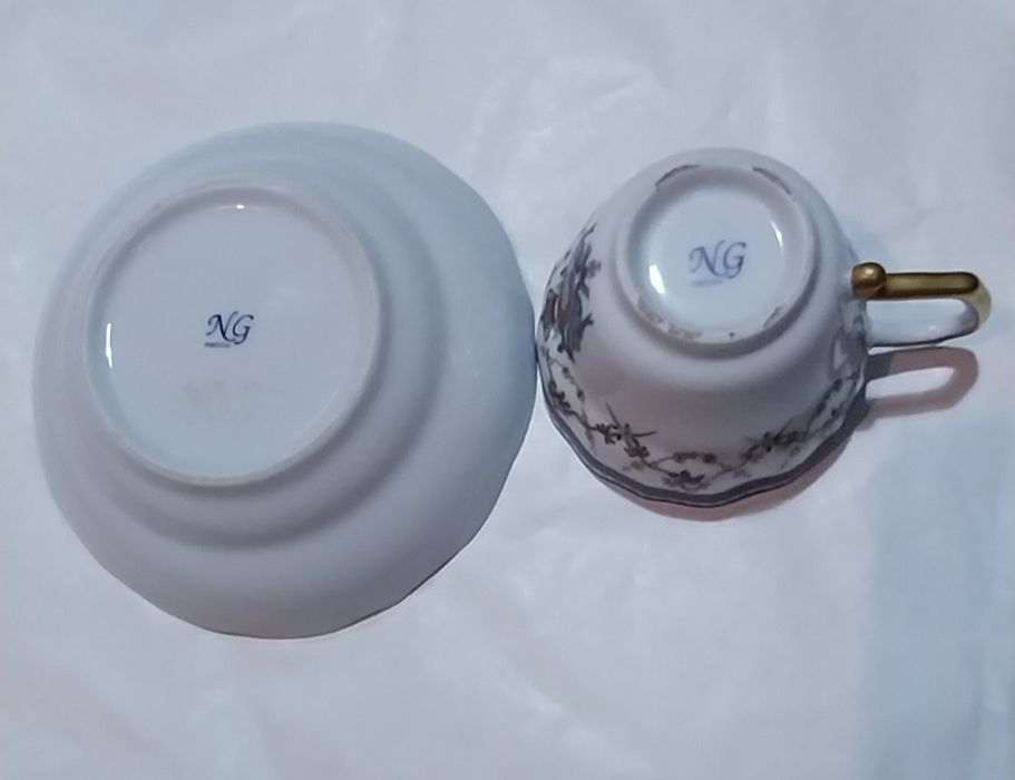 Chávena de café e pires NG com armas da monarquia de Portugal