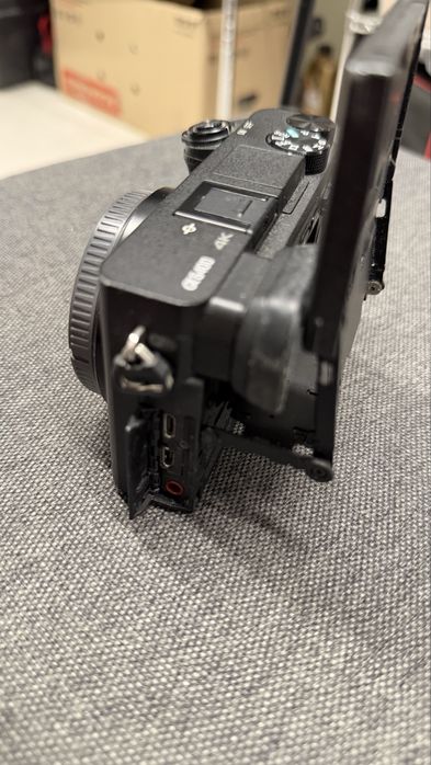 Sony 6400 камера і обʼєктив carl zeiss