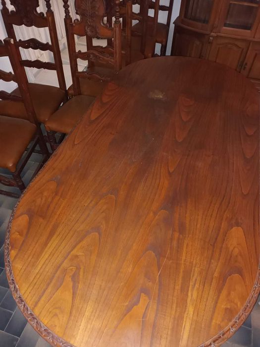 Mesa de sala de jantar com 8 cadeiras