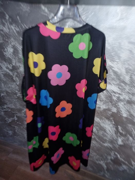 Śliczna czarna sukienka oversize w  kwiaty. Nowa.