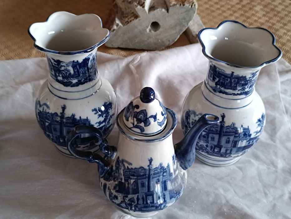 Bule e 2 Jarros de estilo Vitoriano