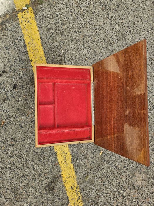 Mesa de Costura Antiga com Caixa de Música