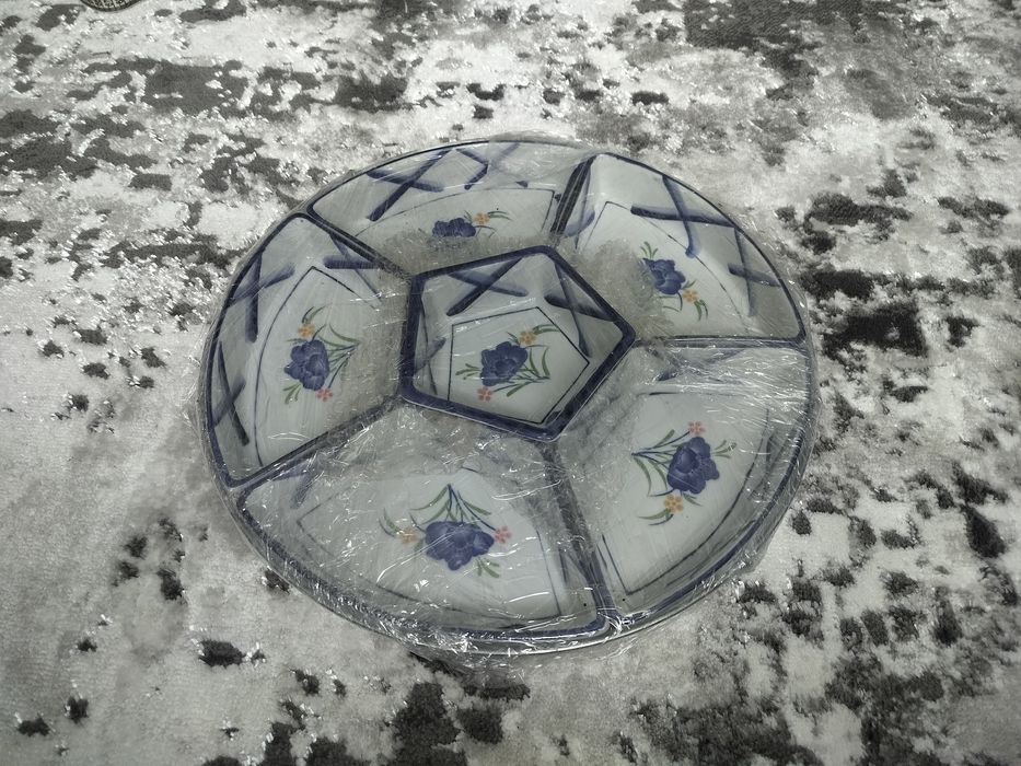 Менажниці з корзинками, сервірувальні тарілки, таці для закусок