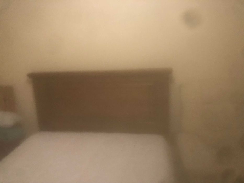 Quarto de casal em madeira maciça como novo para venda.