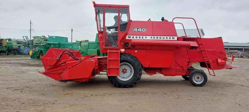 Зернозбиральний комбайн Massey Ferguson 440 3.м