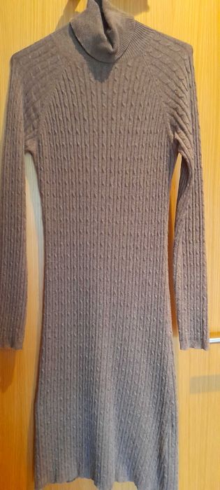 Vestido de malha canelada, com gola