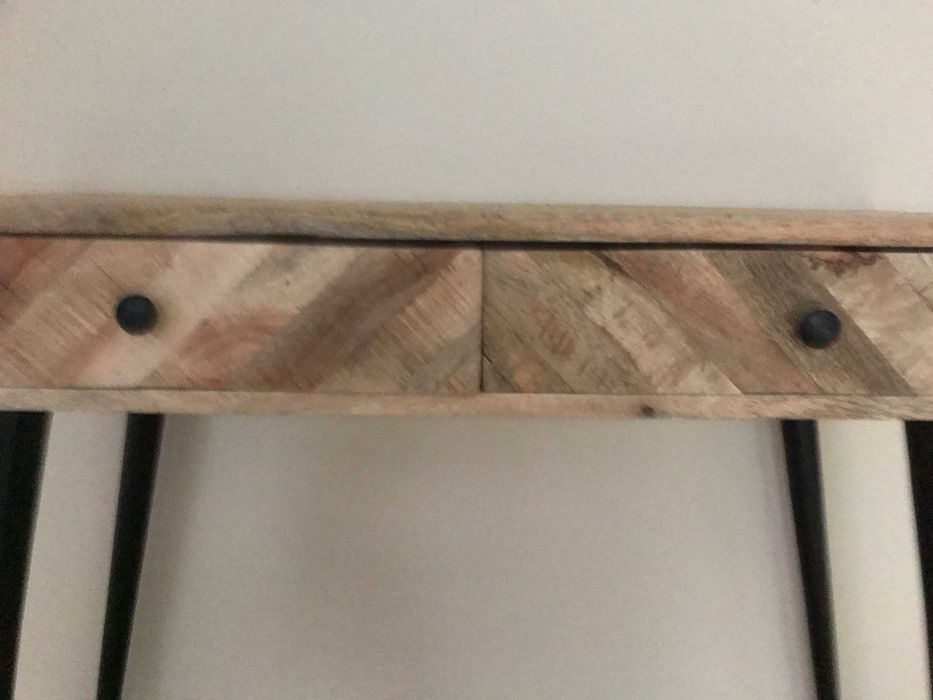 Konsola w stylu industrialnym