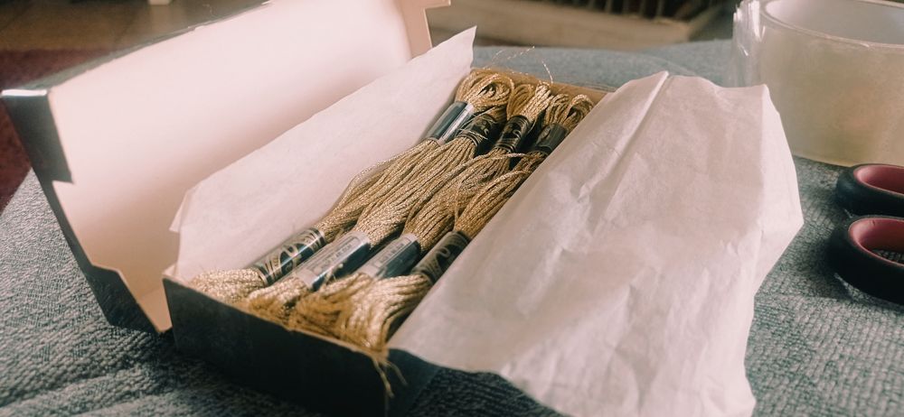 Linhas de bordados dourados DMC