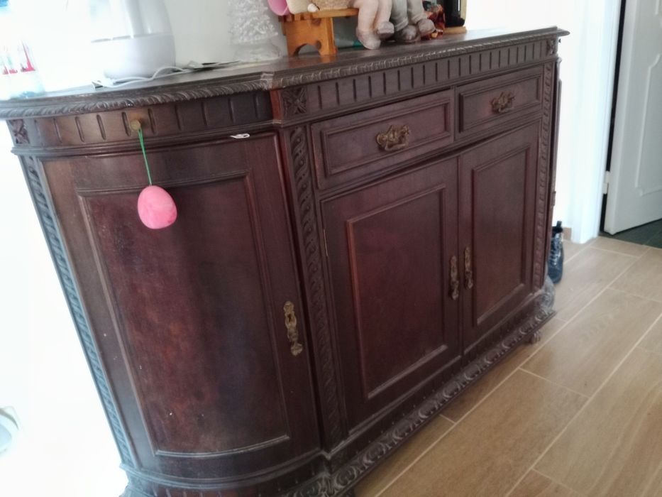 Móvel antigo com espelho