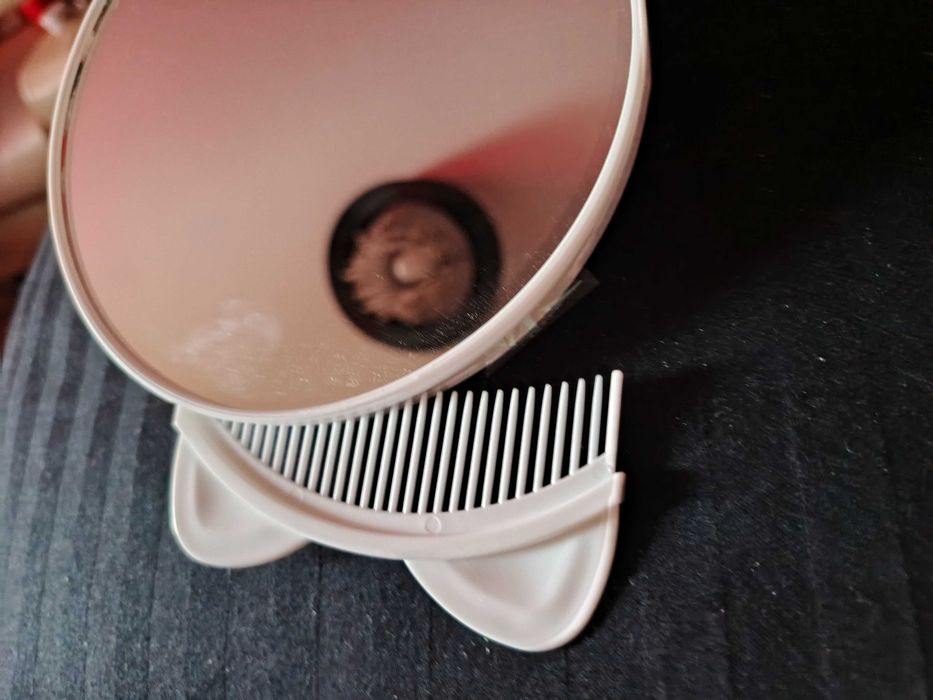 Lusterko stojące z kieszonką Urocze uszka w postaci grzebyka