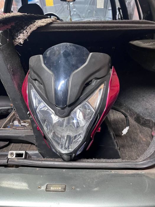 Фара від пульсара , пару царапин на бокових пластиків