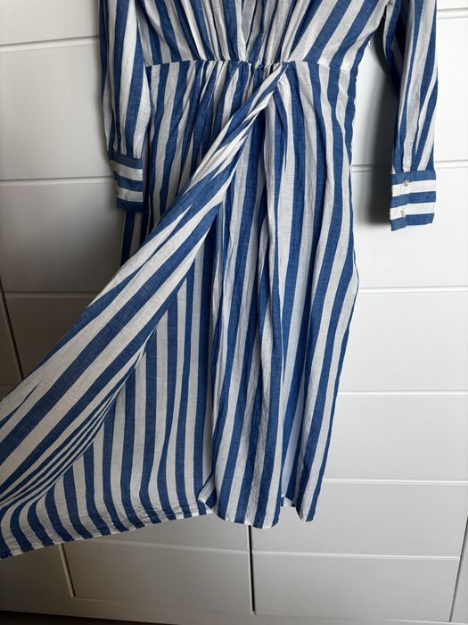 Niebiesko biała sukienka midi w pionowe paski Reserved 38
