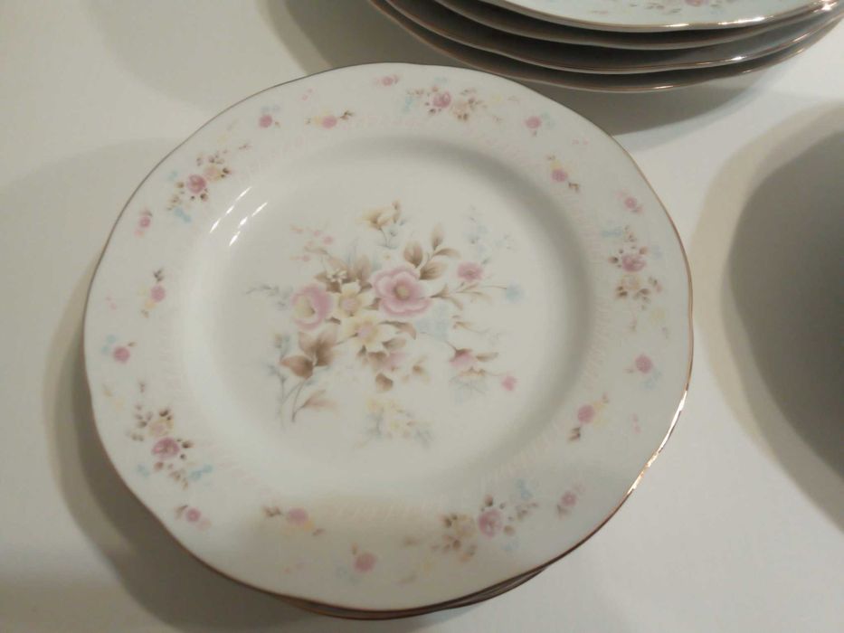 Serviço de jantar antigo para 4 pessoas, de Yong Sheng Porcelain Comp.