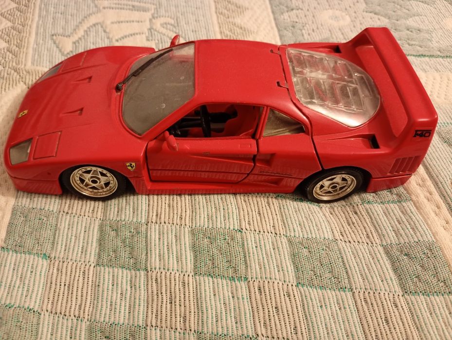 Carro, Ferrari em perfeito estado,material muito resistente,feito de ferro,bem preservado e é muito bonito