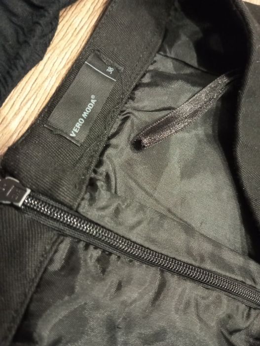 Czarna spódnica Vero Moda 38 i bluzka H&M