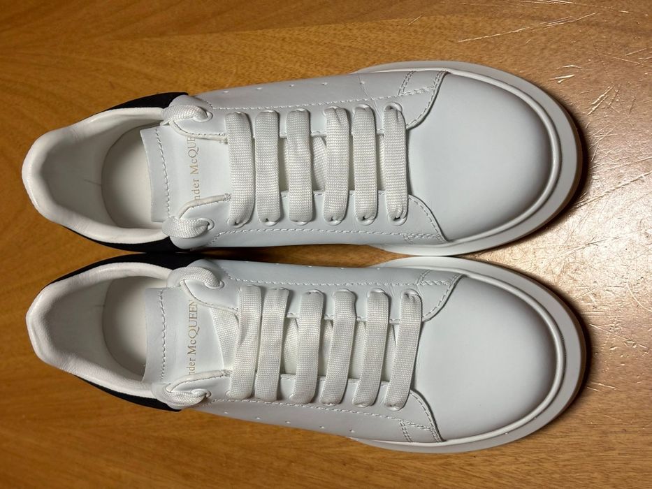 Sapatos Brancos de cerimónia usados uma única vez.