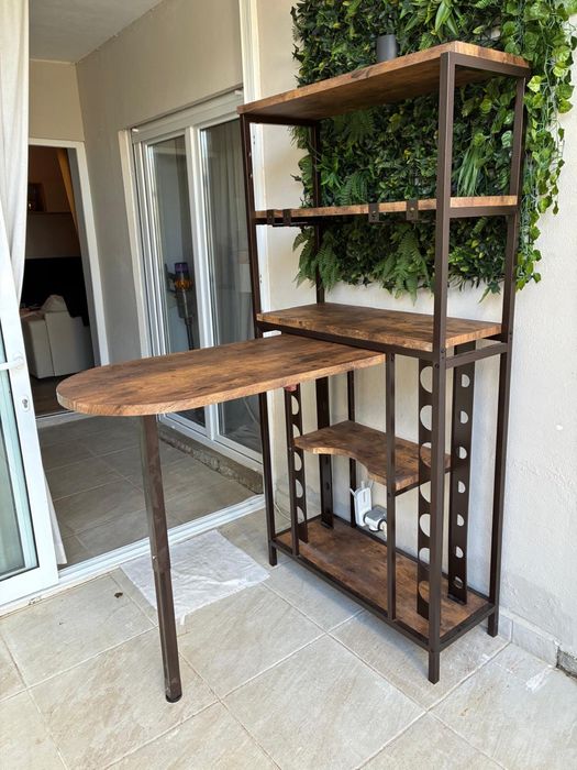 Mesa com bar e adega