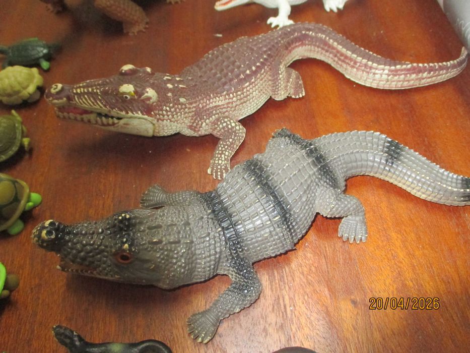18 figuras de repteis e insectos