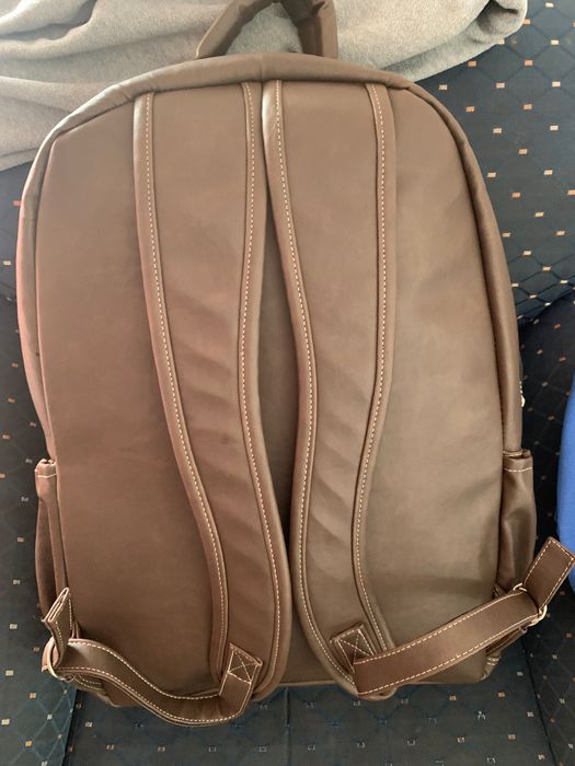 Mochila de pele, com dimensões 55 x 25 x 35