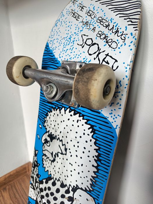 Skateboard Spokey z grafiką komiksową - solidna deska do tricków