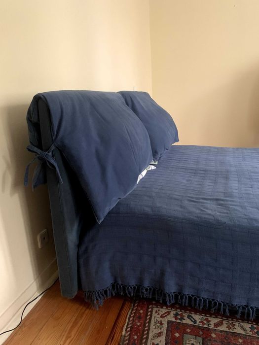 Cama Molteni usada, com colchão Pirelli
