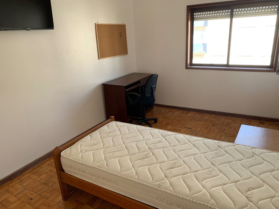 Quarto com TV para estudantes c/ contrato, ao pé da universidade