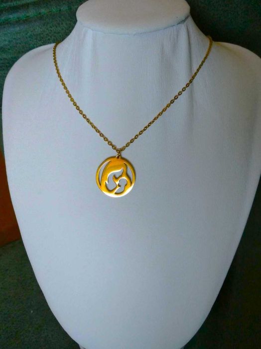 Colar Aço Dourado Disco c/ Mãe e Bebe NOVO
