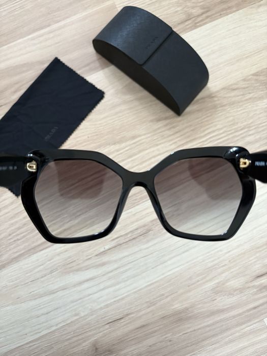 Okulary przeciwstoneczne Prada SPR 16R stan bardzo dobry