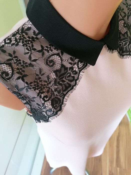 Sukienka prosta z koronką pudrowy roz z kołnierzem kalsyczka prosta