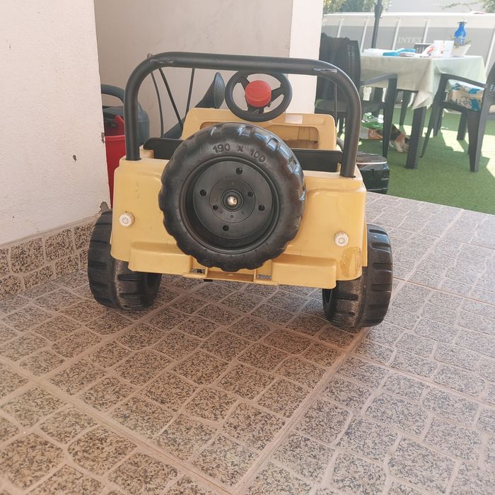 Jeep para criança a pedais